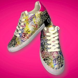 GUESS pathin sneaker graffiti print size 8M​​